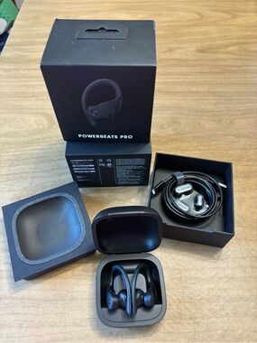 Beats by Dre Powerbeats Pro True Wireless Earbuds in Black